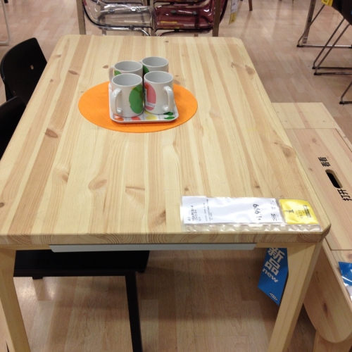 Modern Furniture Solid Stave Pine Wood Dining Table