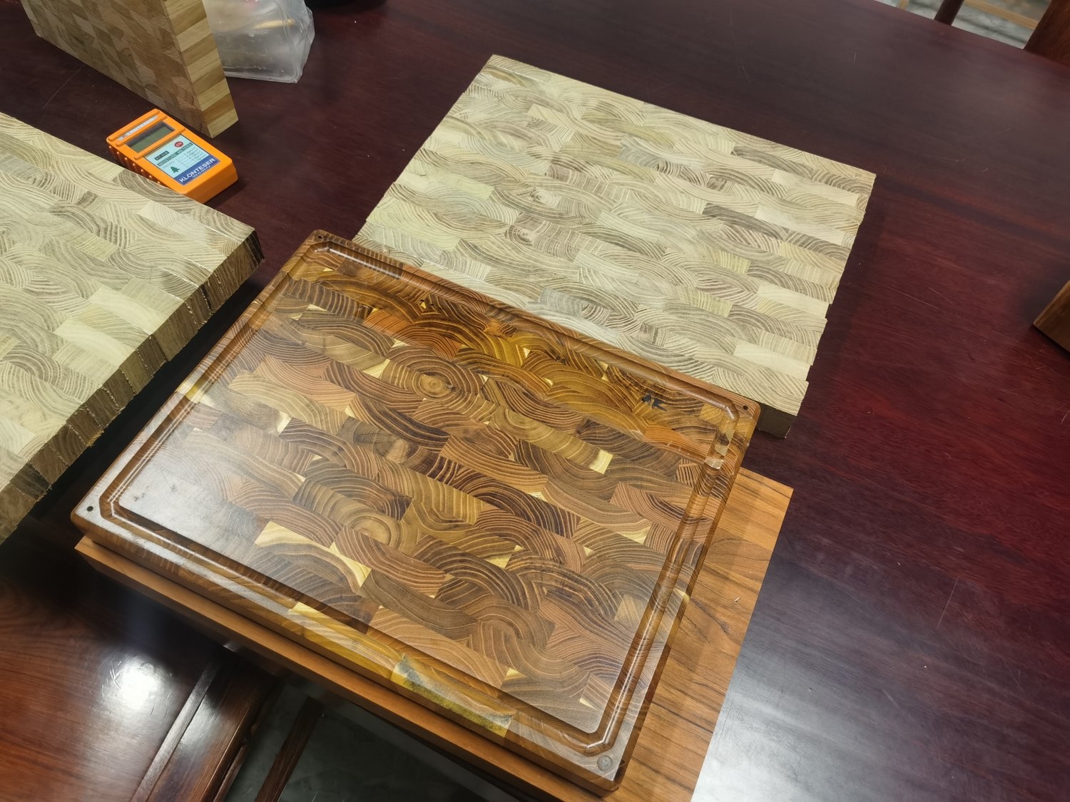 China golden teak end grain cutting board