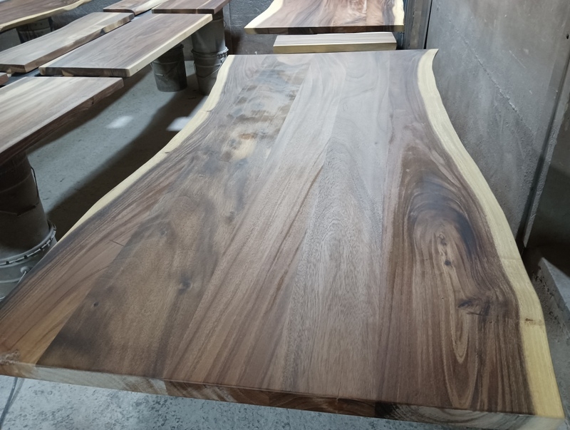 Table Bois Massif Avec Bords Naturles En Noyer Noir