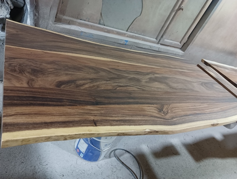 Table Bois Massif Avec Bords Naturles En Noyer Noir
