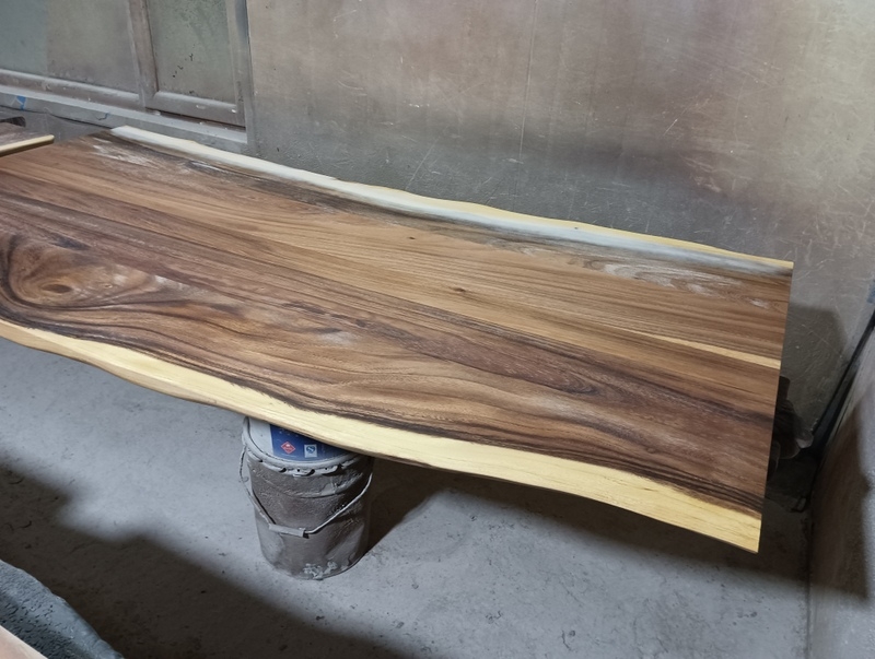 Table Bois Massif Avec Bords Naturles En Noyer Noir